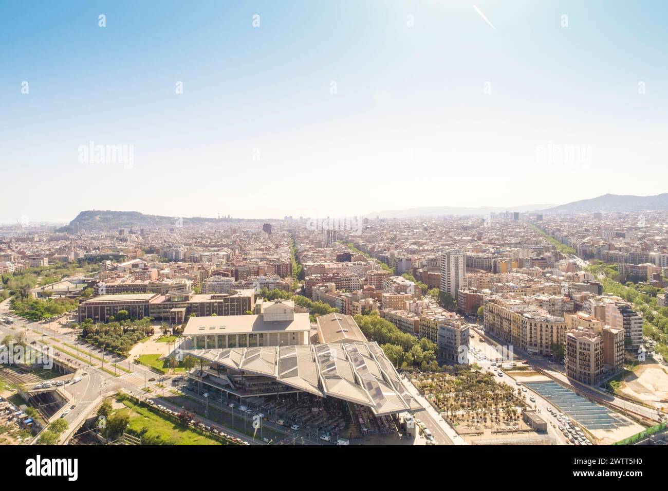 Vista di Plaza de les Glòries Catalanes dall'alto nella città di Barcellona vicino alla Torre Agbar e Torre Glòries Foto Stock