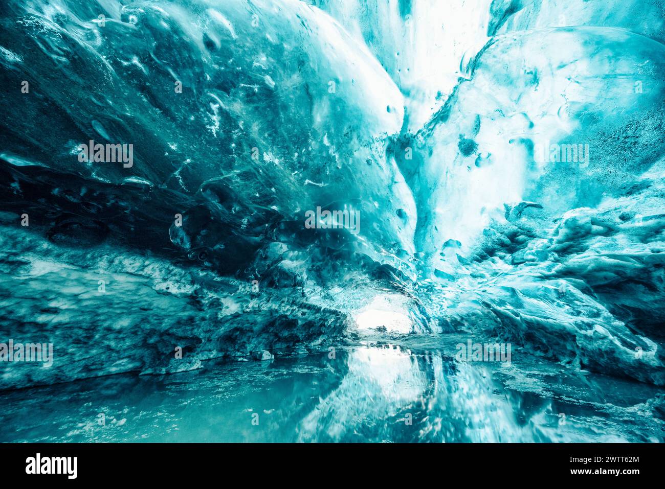 Grotta di ghiaccio nel ghiacciaio Vatnajokull nel sud dell'Islanda in inverno Foto Stock