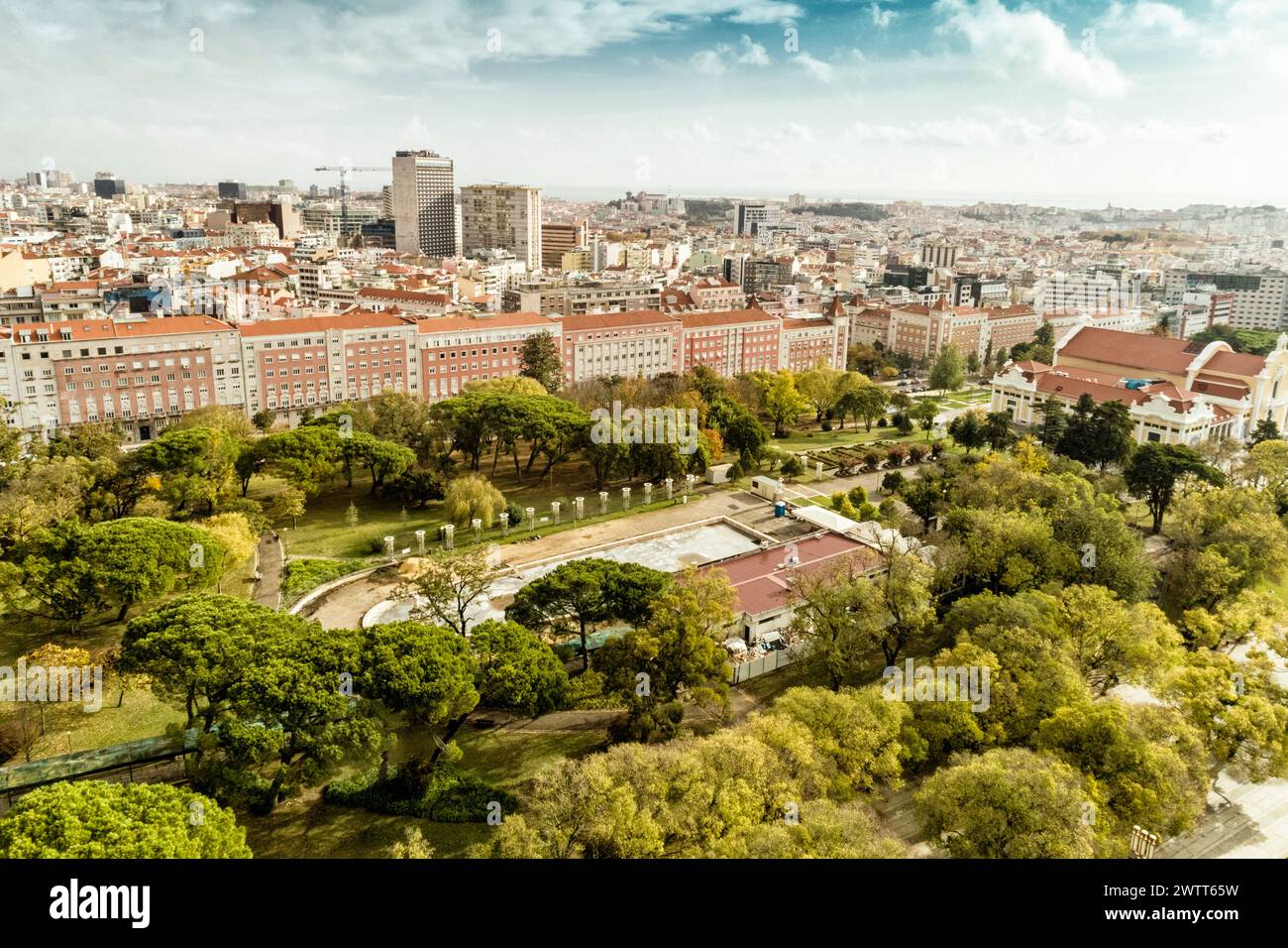 Vista aerea del centro della città del Portogallo dal parco Eduard VII di Lisbona con il simbolo Marquês de Pombal, Portogallo Foto Stock