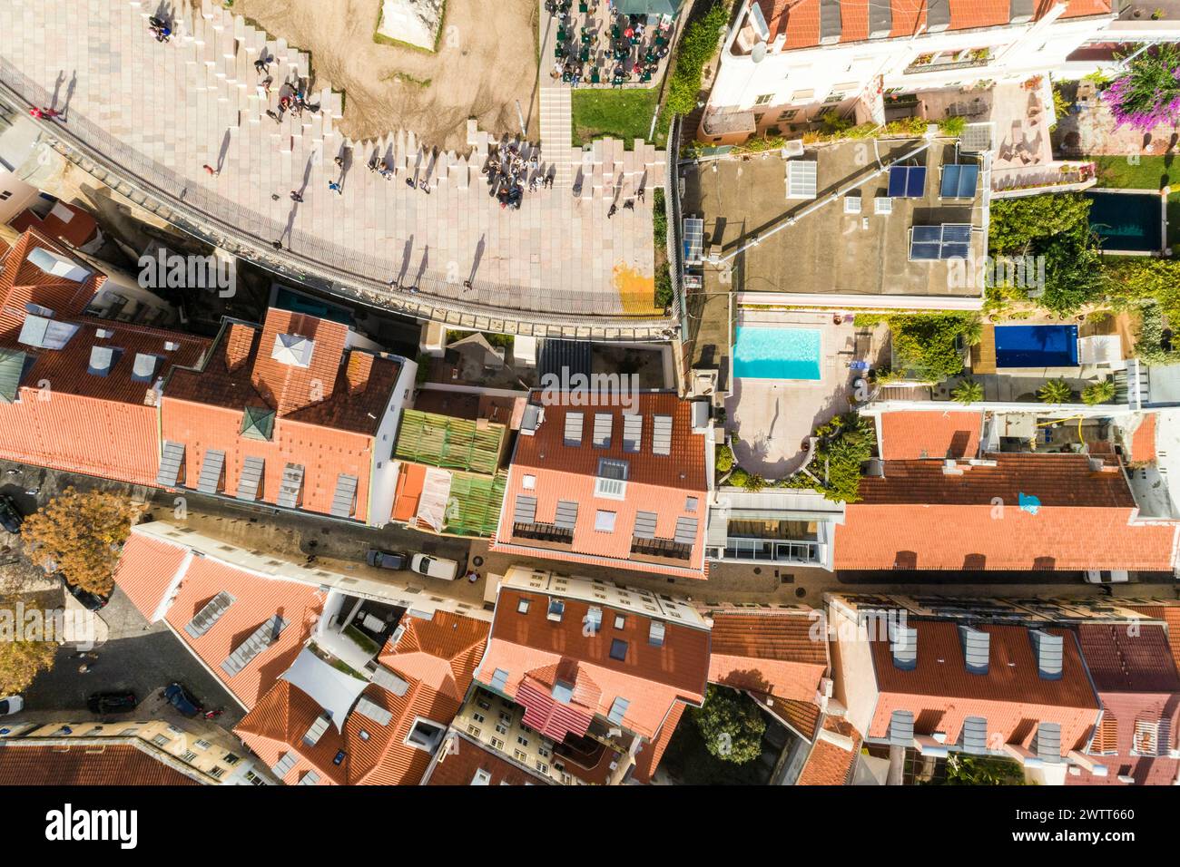 Vista dall'alto dei tetti e delle vecchie case della città vecchia nel cuore di Lisbona con piscina, Portogallo Foto Stock
