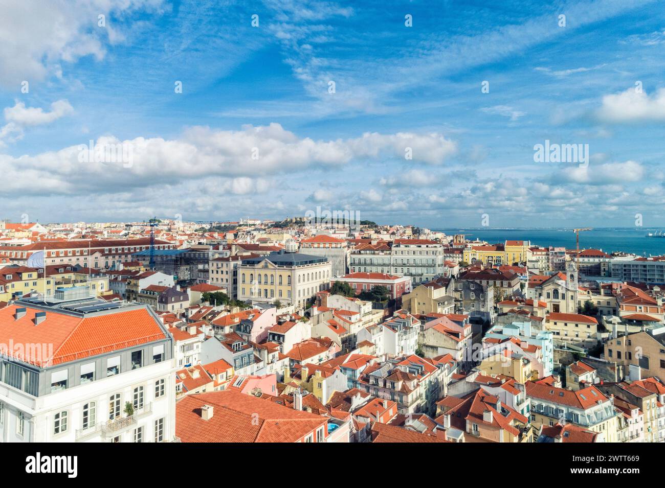 Vista aerea dello skyline e del paesaggio urbano della città vecchia di Lisbona in Portogallo Foto Stock
