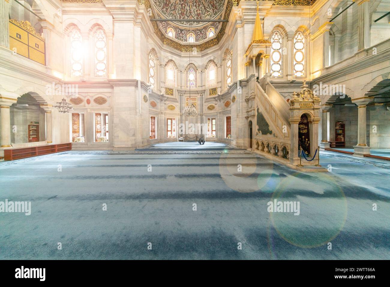 Interno della Moschea Nuruosmaniye a Istanbul, Turkiye Foto Stock