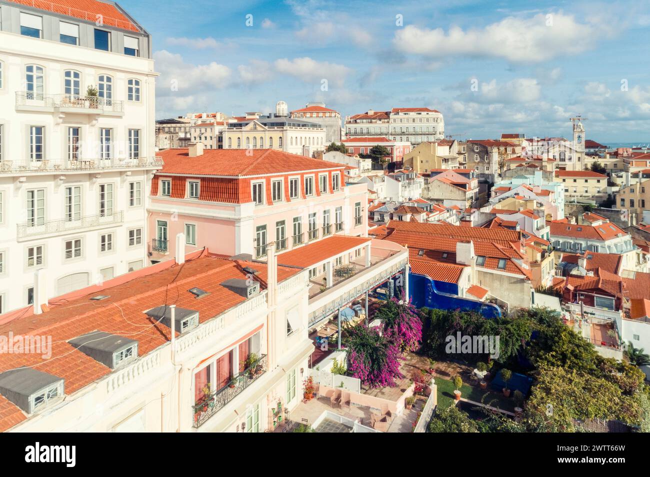 Vista aerea dello skyline e del paesaggio urbano della città vecchia di Lisbona in Portogallo Foto Stock