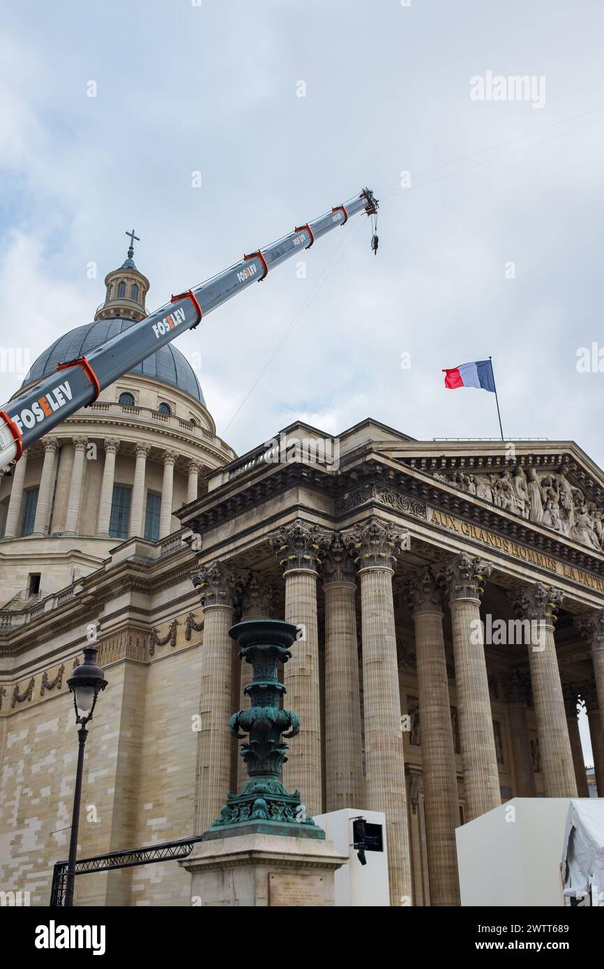 Parigi, Francia. 20 febbraio 2024. Una gru di fronte al Pantheon durante i preparativi della Panteonizzazione dell'eroe di guerra Missak Manouchian (verticale) Foto Stock