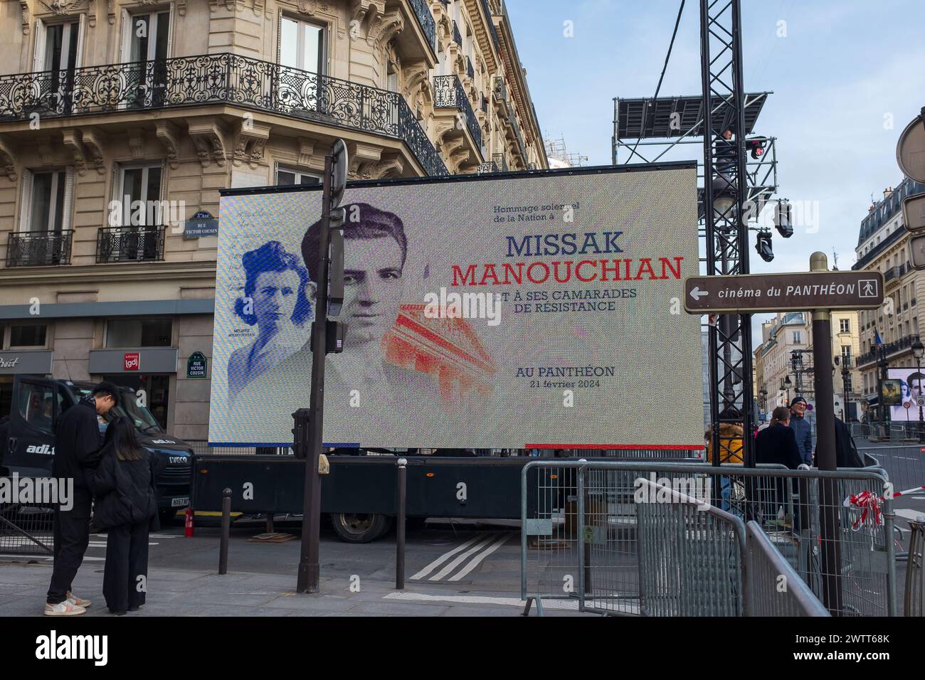 Parigi, Francia. 20 febbraio 2024. Rue Soufflot, uno schermo che mostra i ritratti di Mélinée e Missak Manouchian prima della loro Panteonizzazione Foto Stock