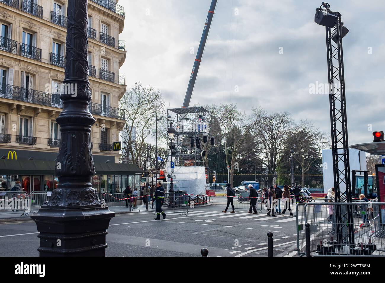 Parigi, Francia. 20 febbraio 2024. Il fondo di rue Soufflot è chiuso prima della Panteonizzazione di Missak Manouchian Foto Stock