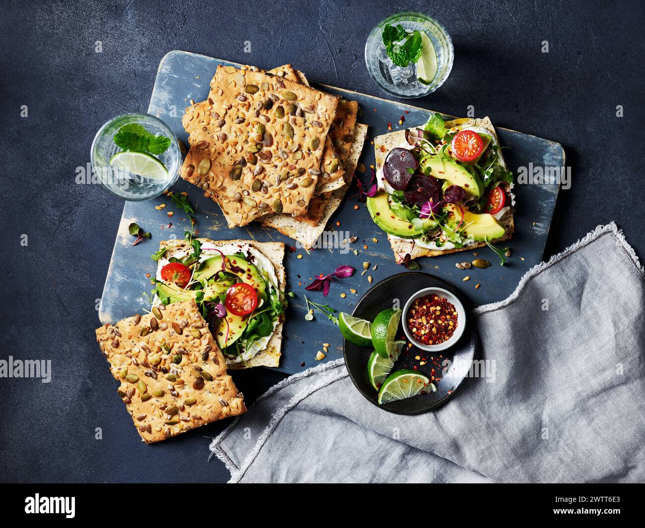 Focaccine gourmet e un'insalata rinfrescante servita con stile Foto Stock
