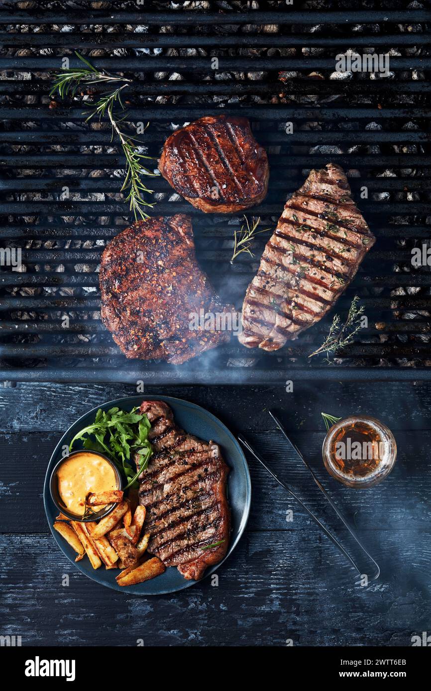 Grigliate deliziano una varietà di carni cucinate alla perfezione sul barbecue Foto Stock