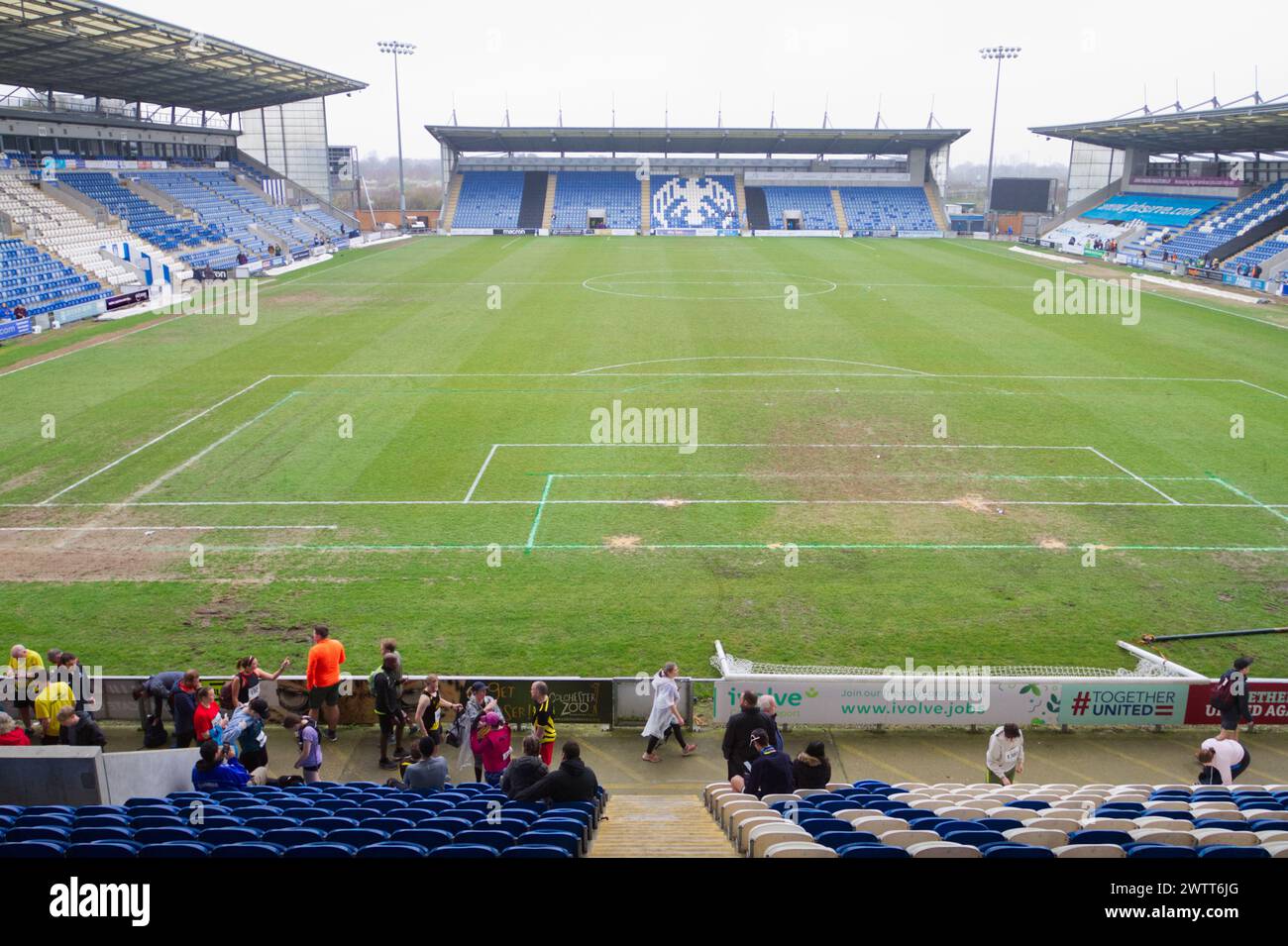 Campo presso il Jobserve Community Stadium di Colchester, sede del Colchester United Football Club e punto di partenza per la mezza maratona. Foto Stock