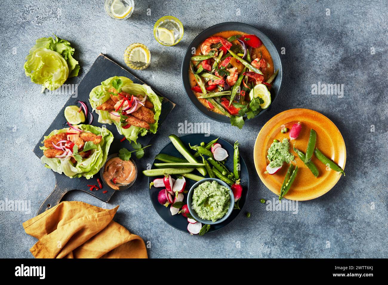 Un vivace assortimento di pasti salutari con un tocco di eleganza gourmet Foto Stock