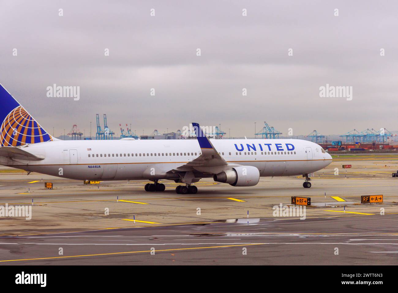 30 ottobre 2023 EWR Newark NJ US United Airlines aerei taxi dalla pista al terminal dopo l'atterraggio in aeroporto Foto Stock