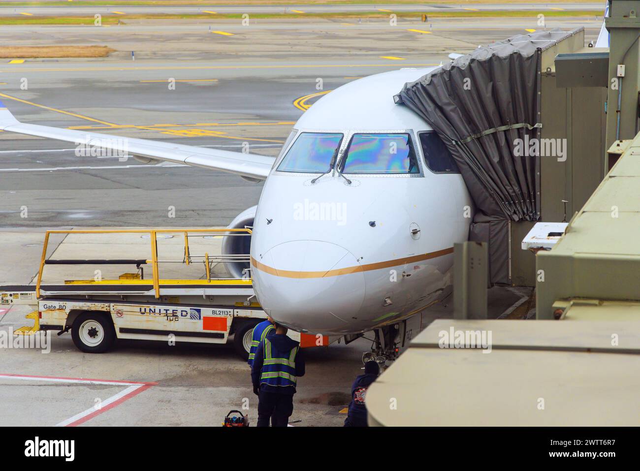 30 ottobre 2023 EWR Newark NJ US United Airlines Aircraft manutenzione in aeroporto, controllo delle condizioni dell'aeromobile prima del volo Foto Stock
