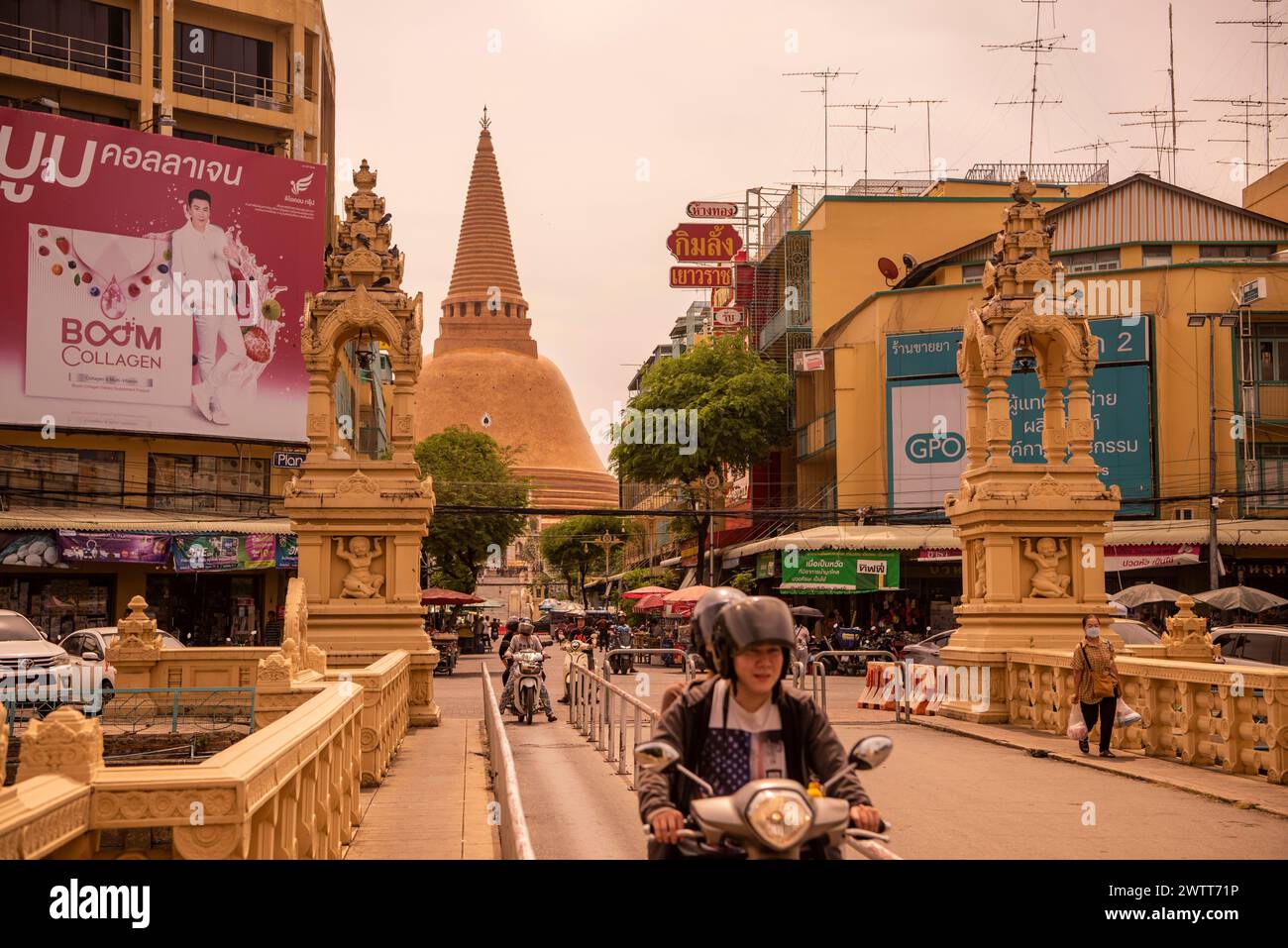 Il ponte di Charoen Satthra con il Phra Pathom Chedi a Nakhon Pathom e la provincia di Nakhon Pathom in Thailandia. Thailand, Nakhon Pathom, 9 novembre, Foto Stock