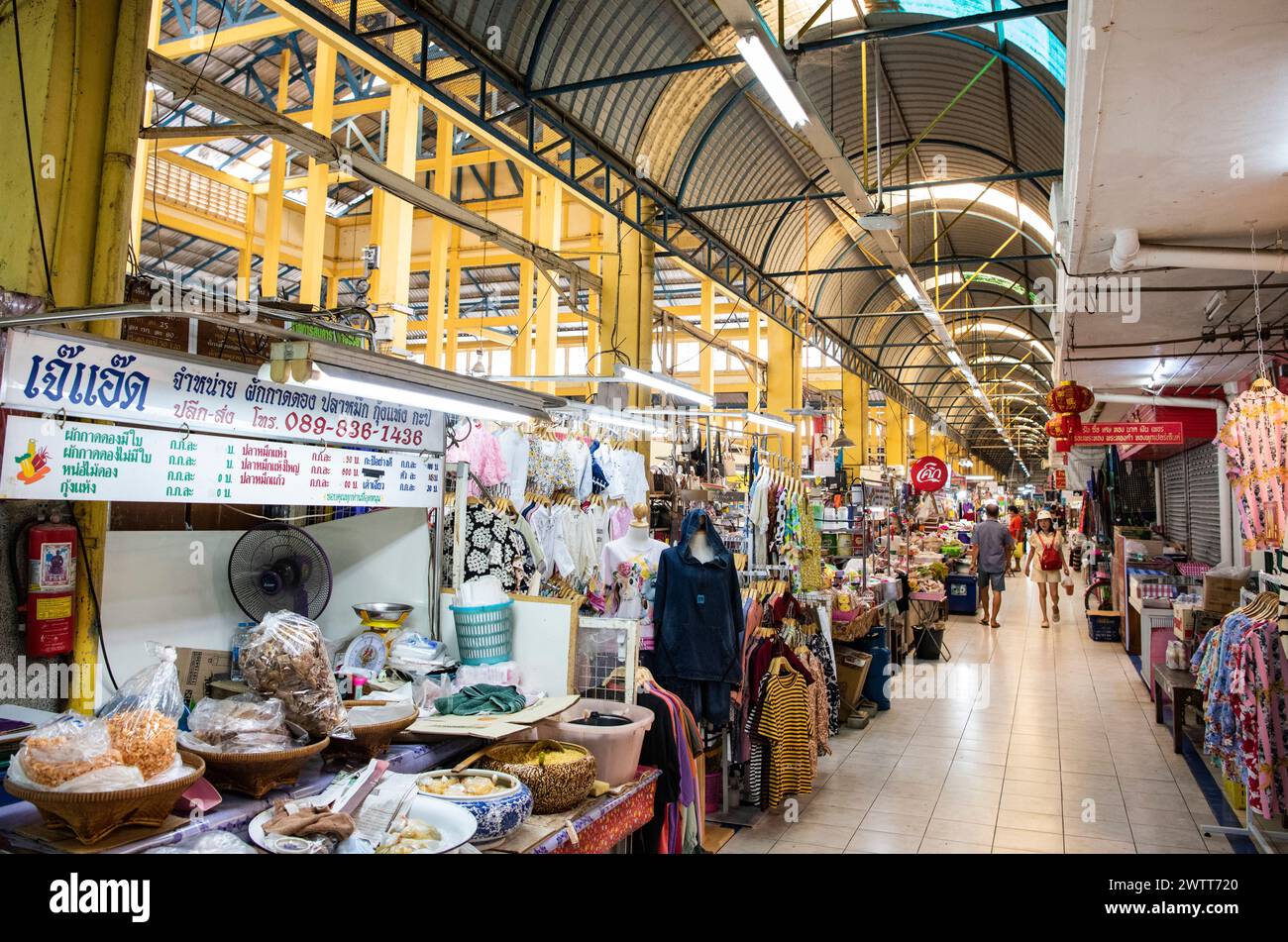 Negozi nel mercato coperto nel centro della città di Nakhon Pathom e nella provincia di Nakhon Pathom in Thailandia. Thailand, Nakhon Pathom, 9 novembre 2023 Foto Stock
