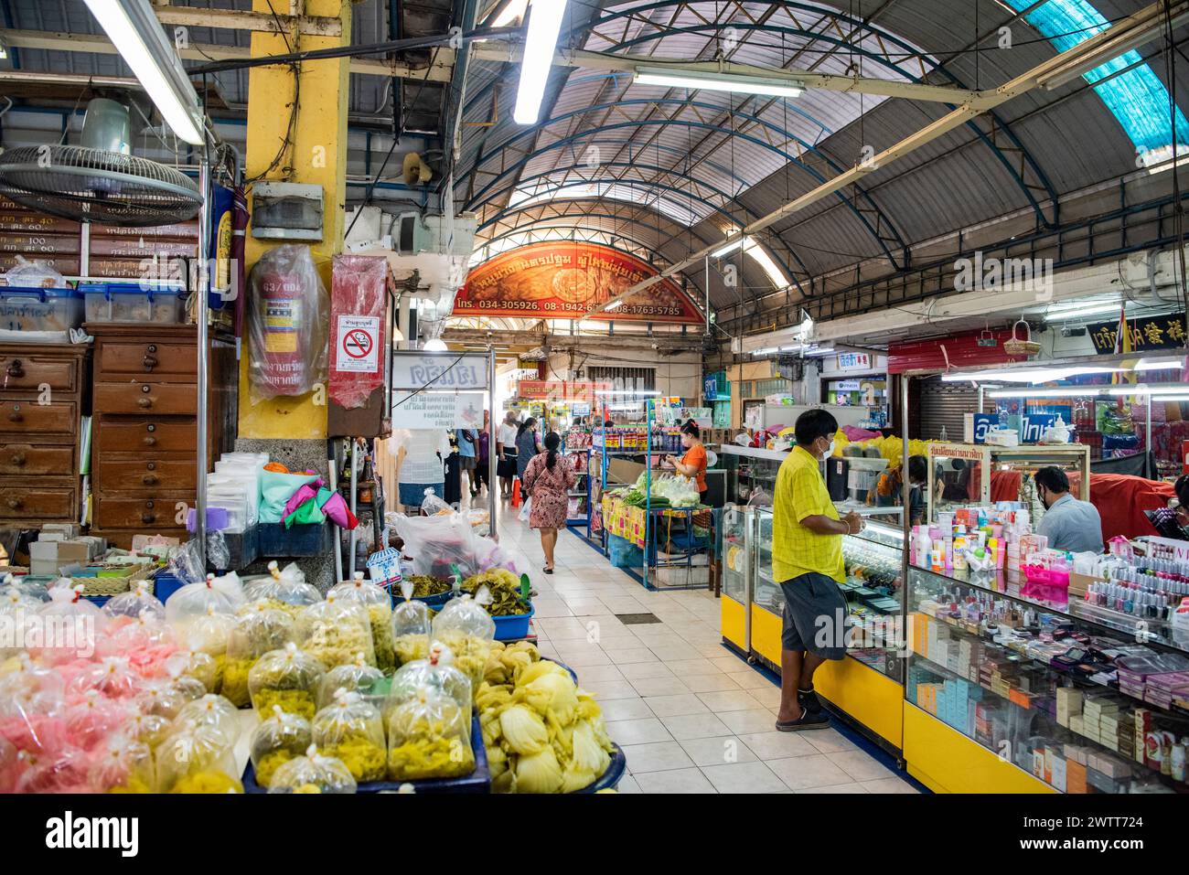 Negozi nel mercato coperto nel centro della città di Nakhon Pathom e nella provincia di Nakhon Pathom in Thailandia. Thailand, Nakhon Pathom, 9 novembre 2023 Foto Stock