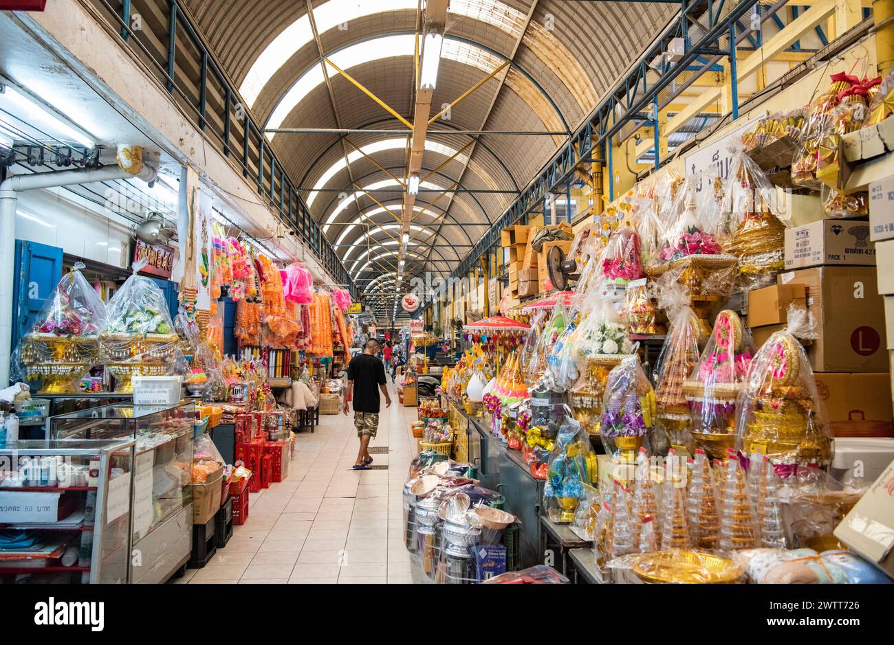 Negozi nel mercato coperto nel centro della città di Nakhon Pathom e nella provincia di Nakhon Pathom in Thailandia. Thailand, Nakhon Pathom, 9 novembre 2023 Foto Stock