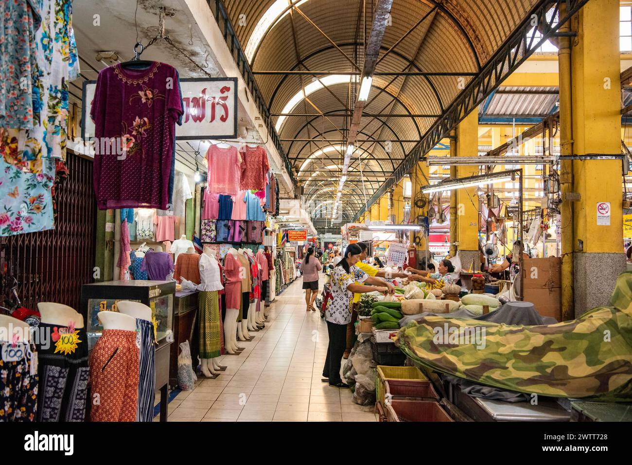 Negozi nel mercato coperto nel centro della città di Nakhon Pathom e nella provincia di Nakhon Pathom in Thailandia. Thailand, Nakhon Pathom, 9 novembre 2023 Foto Stock