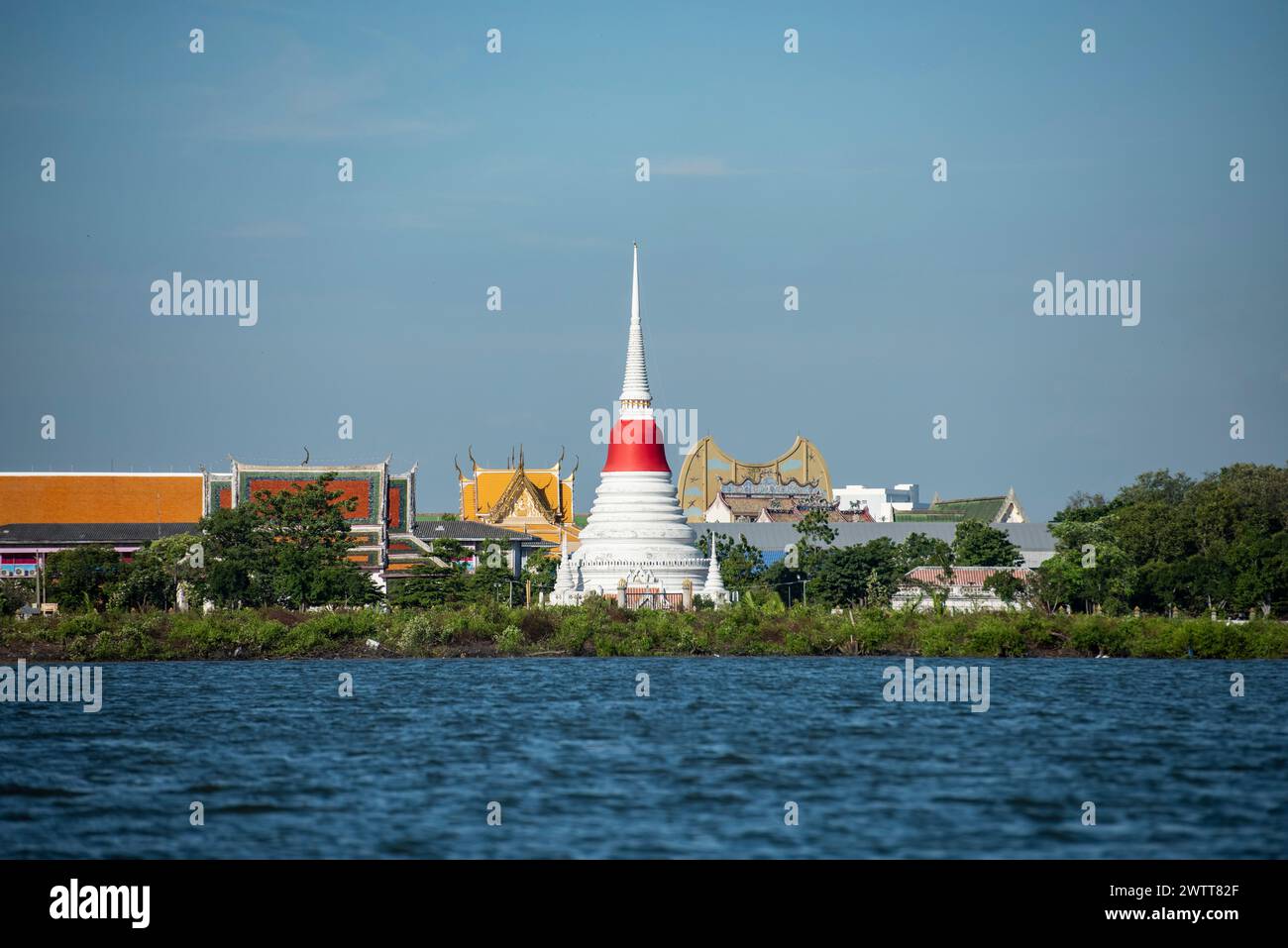 Il wat Phra Samut Chedi nella città di Samut Prakan nella provincia di Samut Prakan in Thailandia. Thailand, Samut Prakan, 7 dicembre 2023 Foto Stock