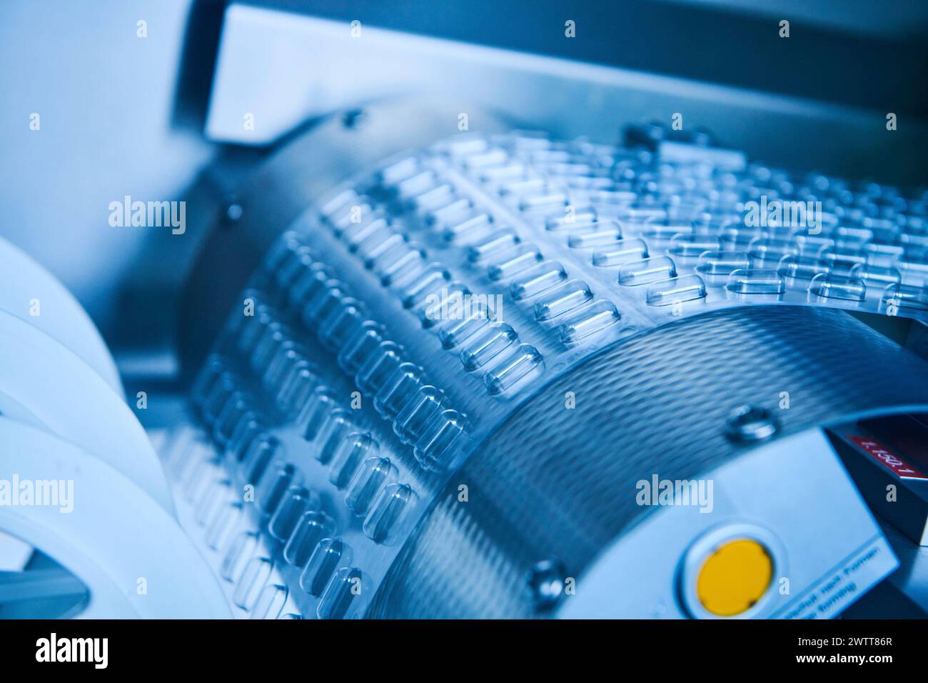 Involucro del tablet in fase di produzione su una macchina a nastro rotolante per la ricerca medica Foto Stock