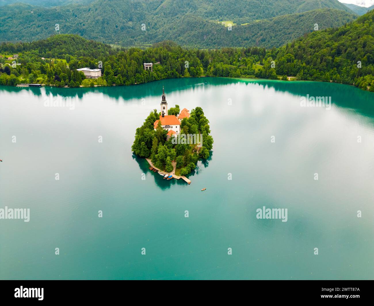 Veduta aerea del lago di Bled con la chiesa dell'assunzione di Maria e il monstro, Bled, Slovenia Foto Stock