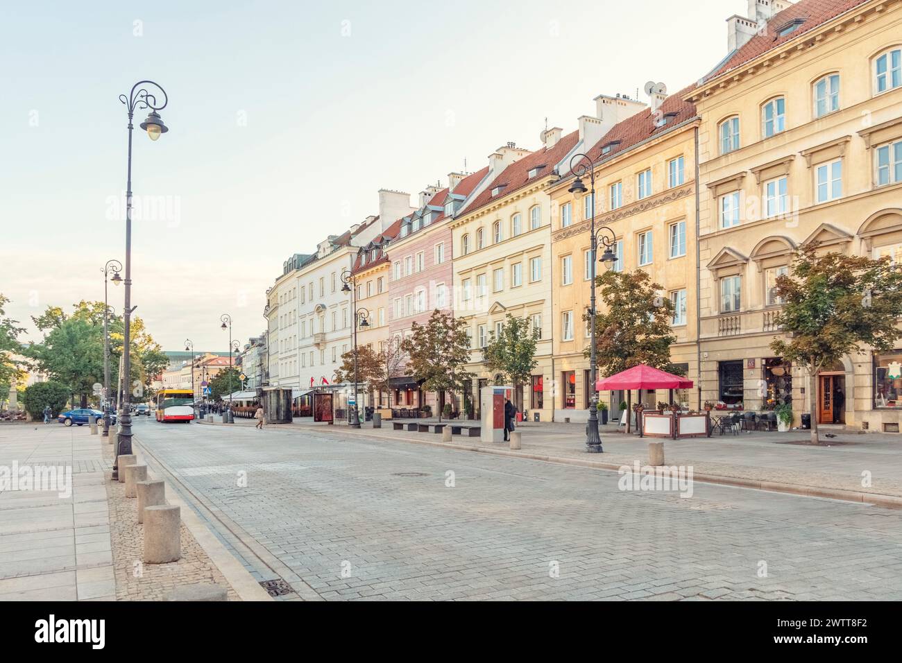 Un tranquillo paesaggio urbano al crepuscolo con architettura storica che costeggia una strada vuota. Foto Stock