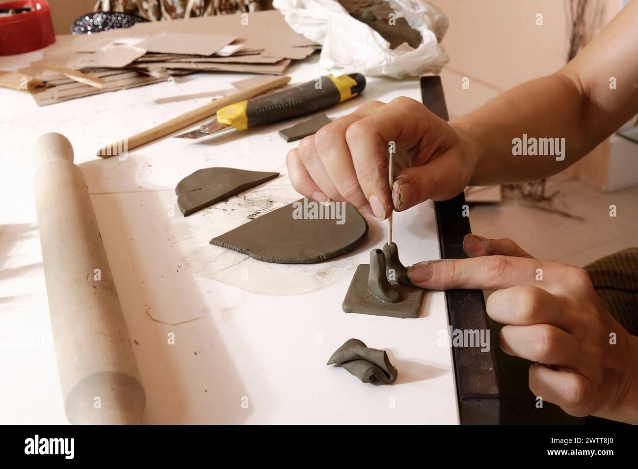 Modellare l'argilla in un laboratorio di ceramica. Foto Stock