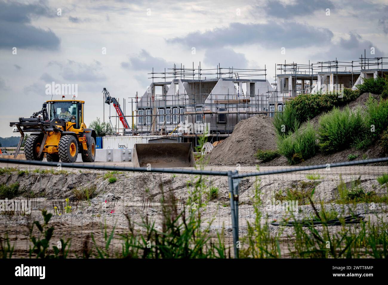 Cantiere in piena attività in una giornata nuvolosa. Foto Stock