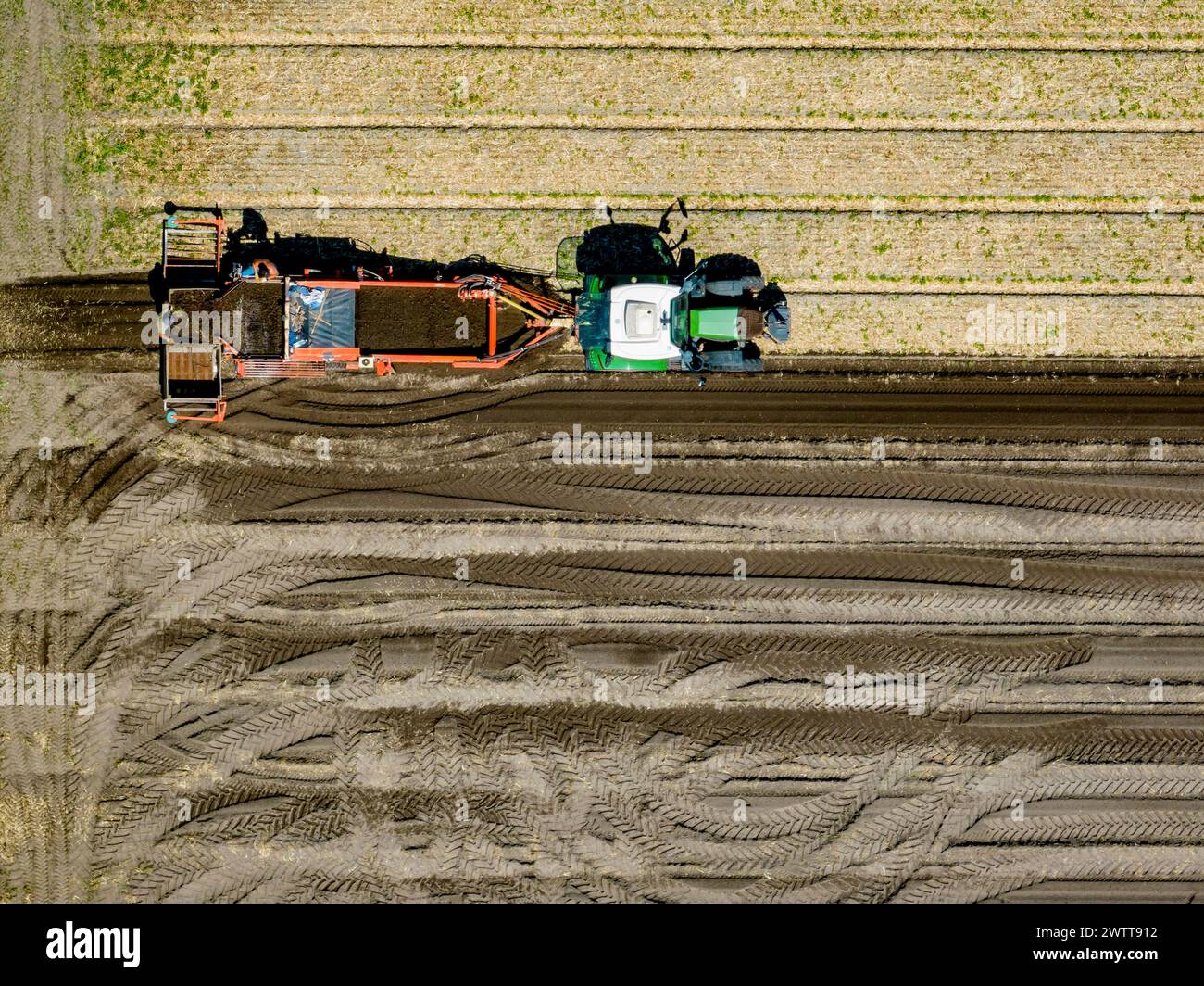 Una vista dall'alto di un trattore che ara i campi Foto Stock