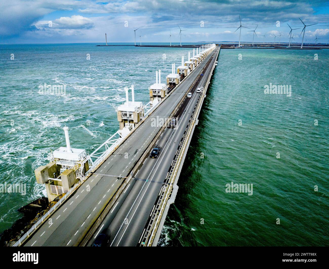 Vista aerea di un ponte costiero autostradale con auto che viaggiano sull'oceano. Foto Stock