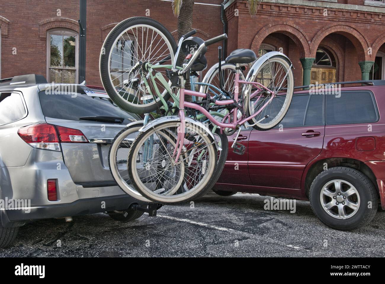 Biciclette su scaffale per auto a Fernandina Beach sull'isola Amelia in Florida Foto Stock