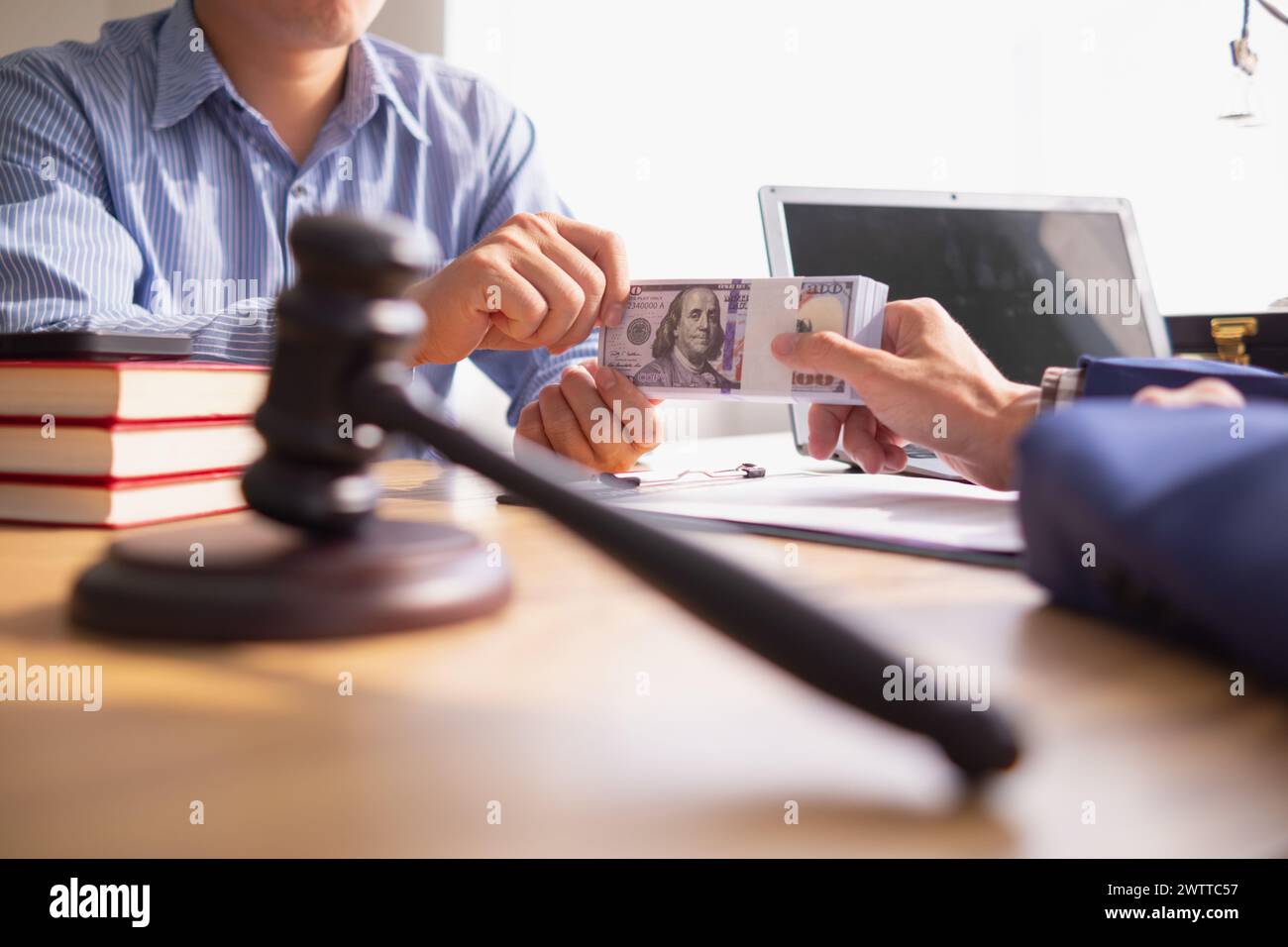 Il concetto di imputati in casi gravi che corrompono i funzionari coinvolti nelle decisioni giudiziarie per cambiare il corso del caso dando tangenti per facilitare la t Foto Stock
