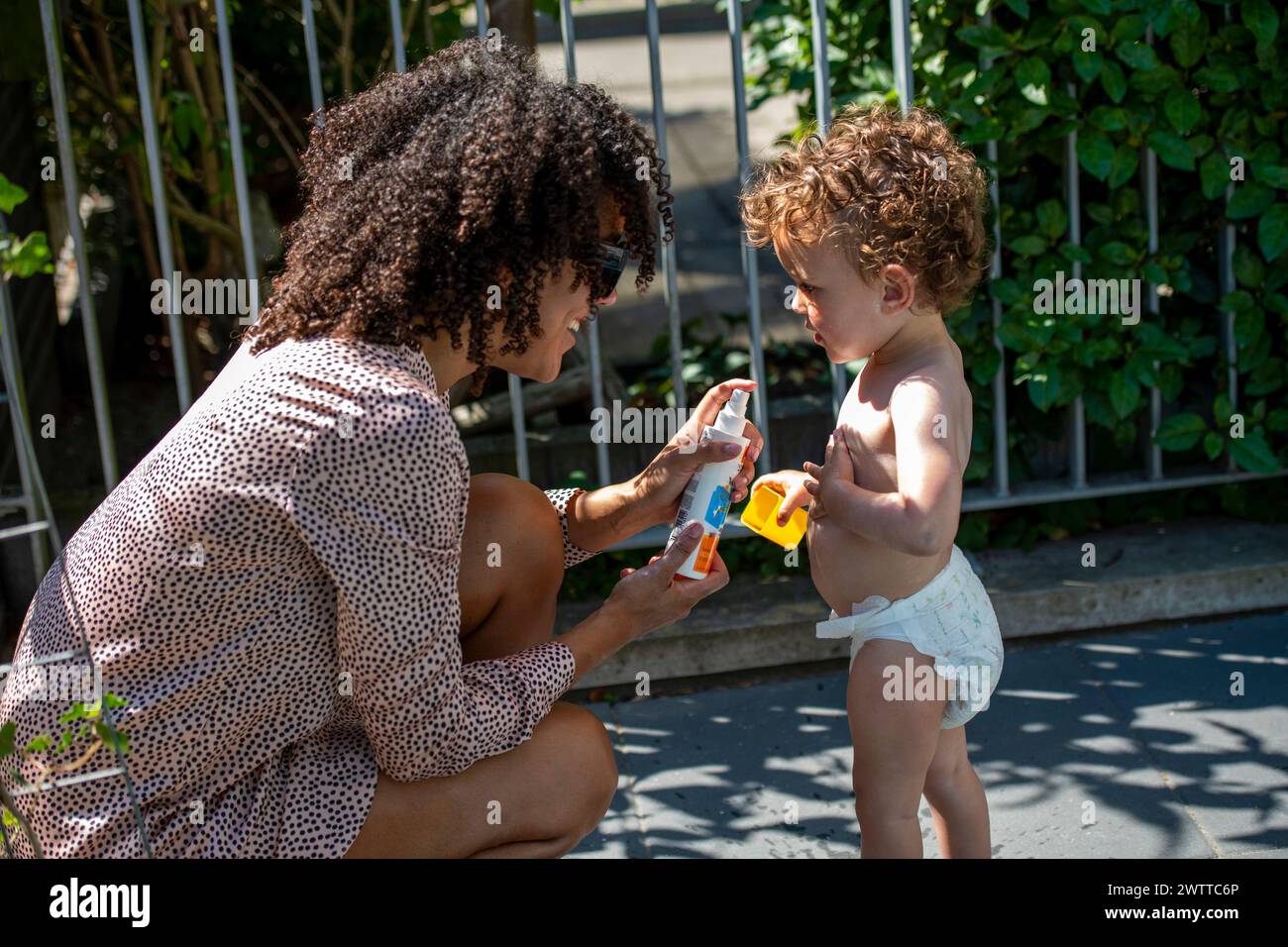 Giovane madre che gioca con il suo bambino in una giornata di sole. Foto Stock