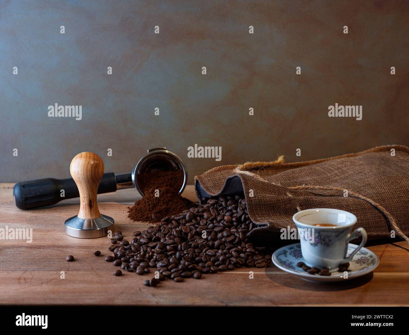 Un'accogliente preparazione del caffè con chicchi appena macinati pronti per l'erogazione Foto Stock
