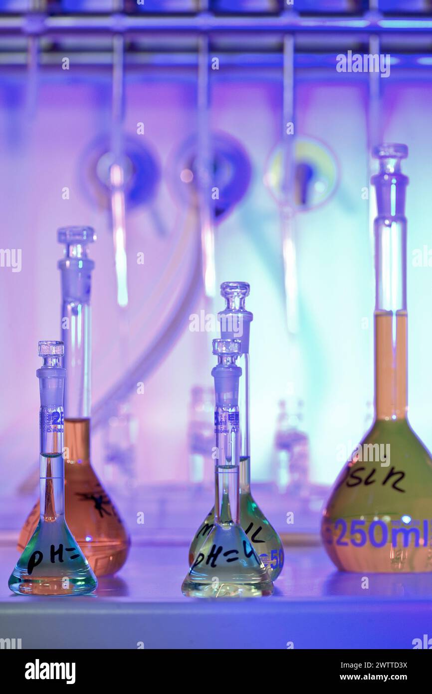 Chimica colorata con un bagliore viola Foto Stock