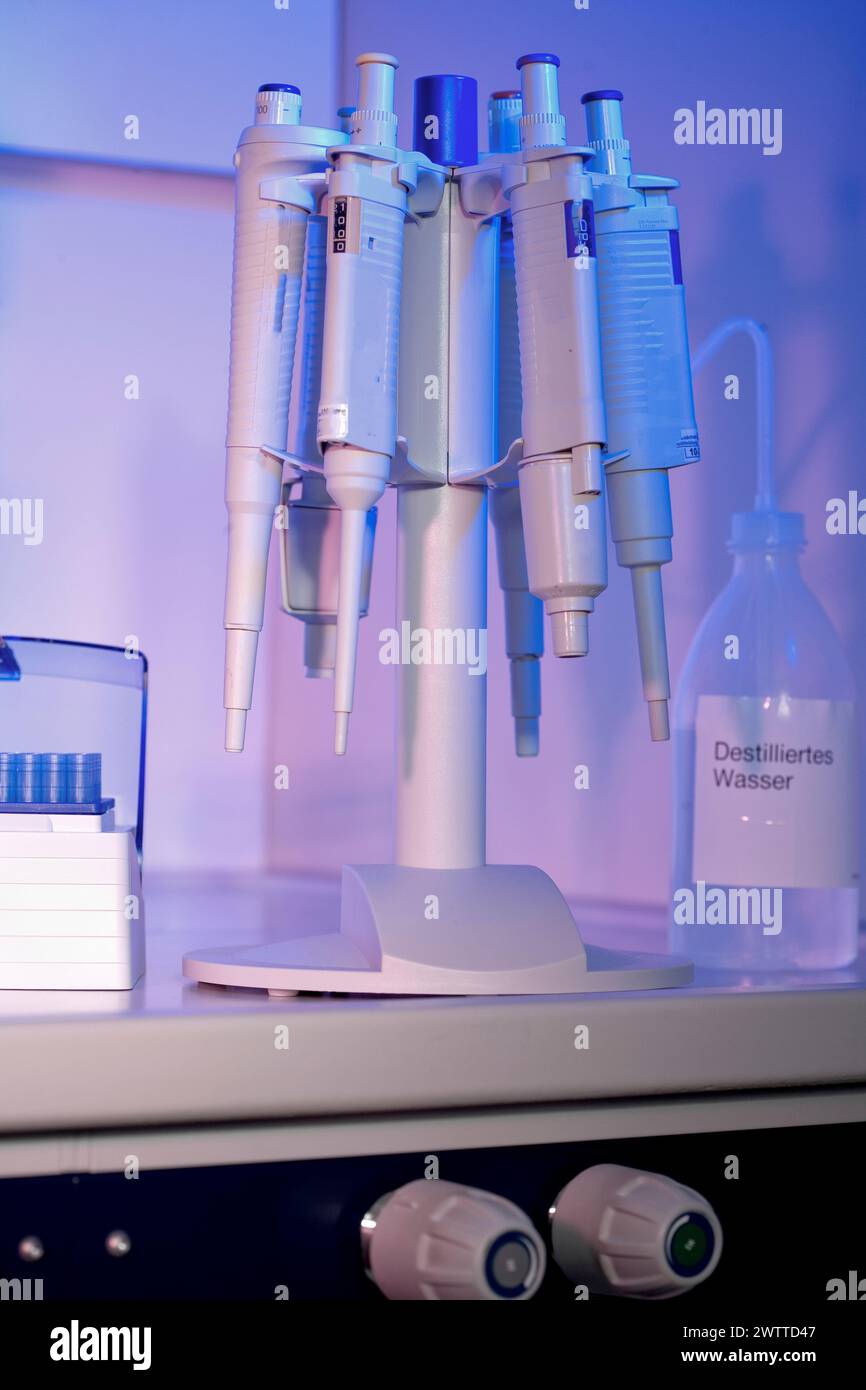 Punte e pezzi da laboratorio inondati di luce blu Foto Stock