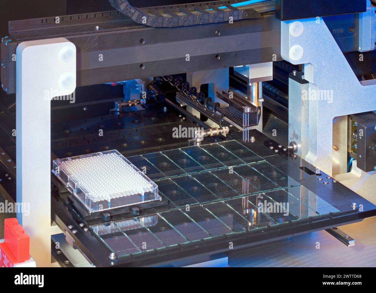 Apparecchiature di laboratorio automatizzate per il trattamento dei campioni Foto Stock