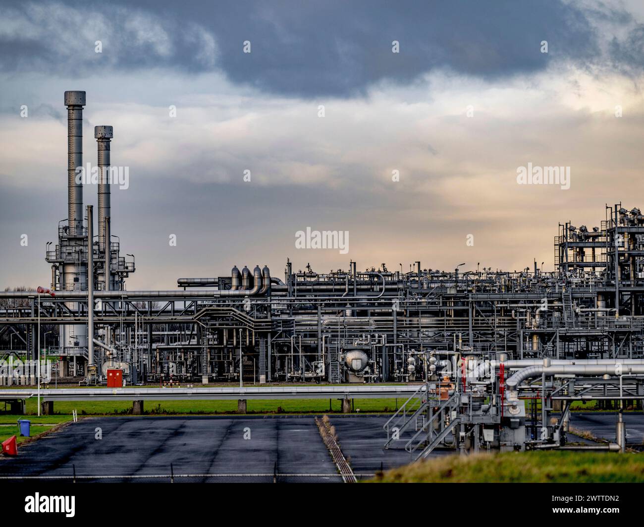 Complesso labirinto industriale sotto un cielo spietato Foto Stock
