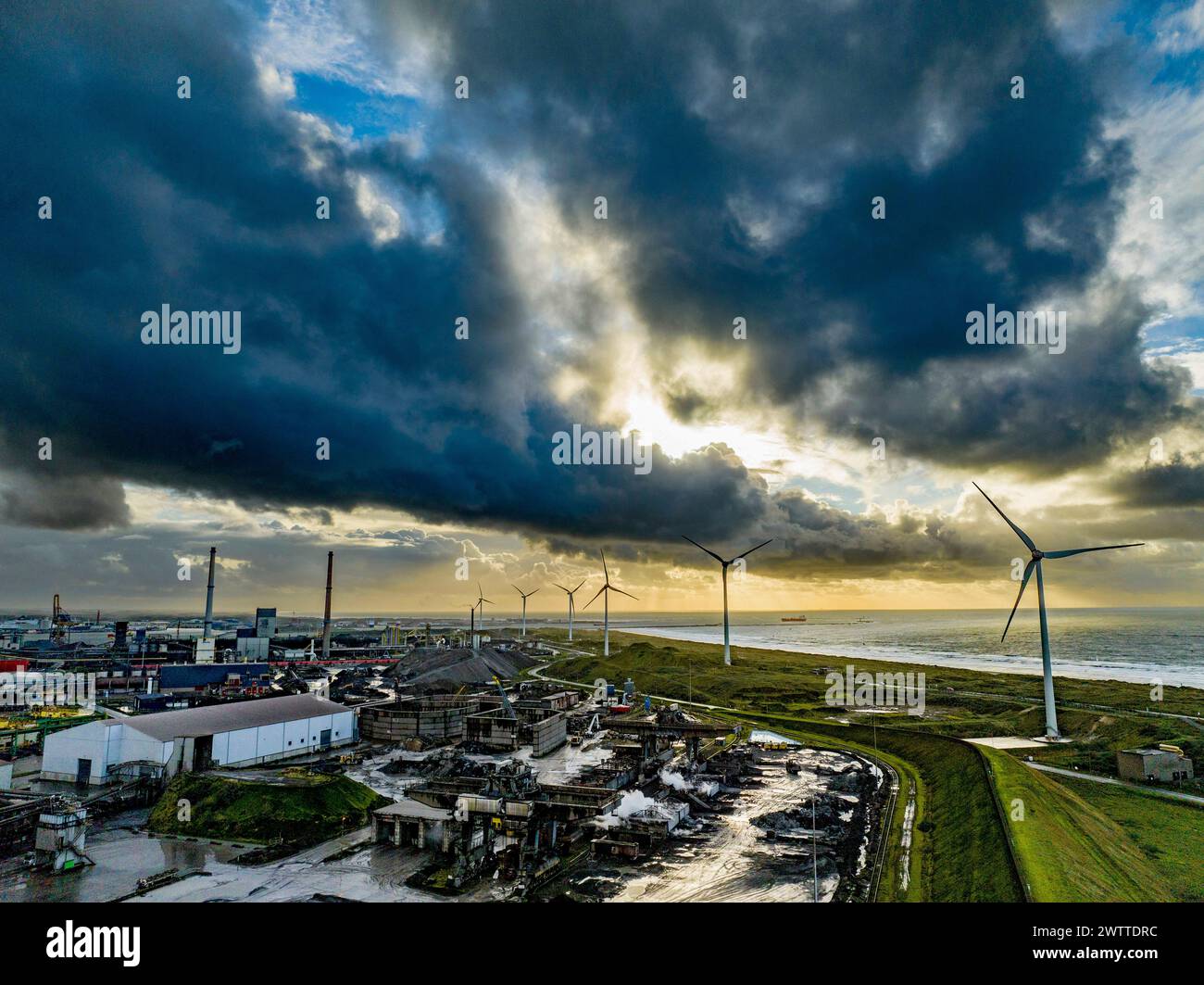 Cieli tempestosi sulle turbine eoliche sulla costa Foto Stock