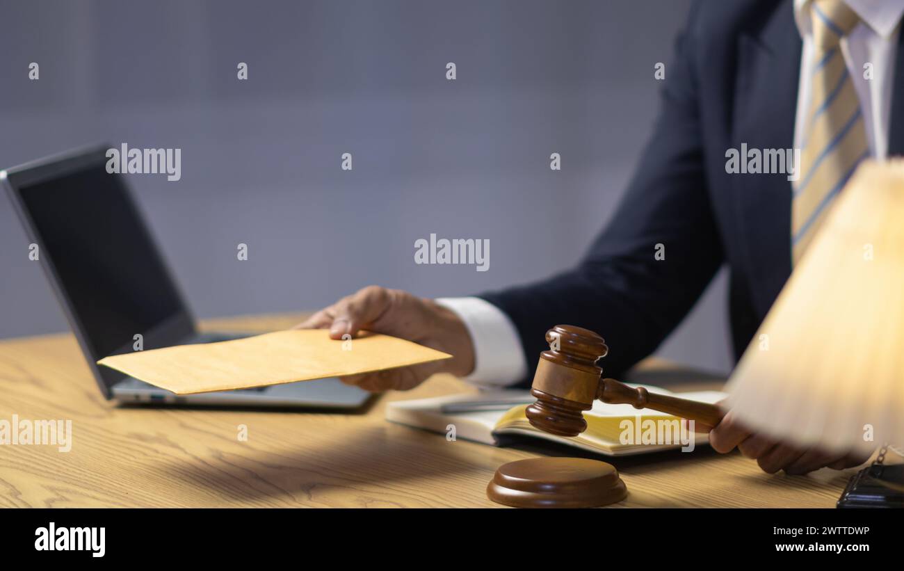 Il concetto di imputati in casi gravi che corrompono i funzionari coinvolti nelle decisioni giudiziarie per cambiare il corso del caso dando tangenti per facilitare la t Foto Stock