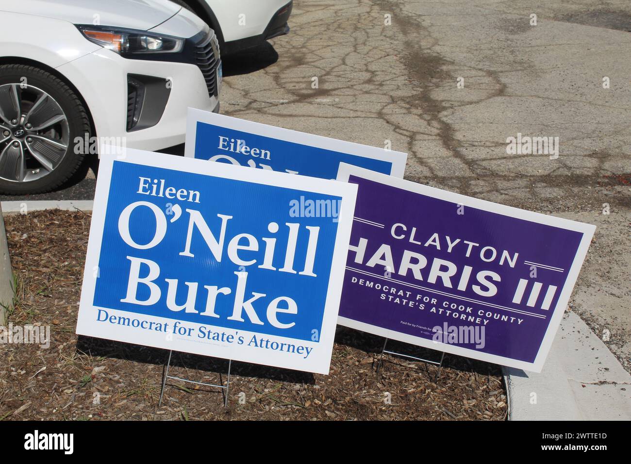 Eileen o'Neill Burke Cook County State Procuratore di fronte a un cartello di Clayton Harris Foto Stock