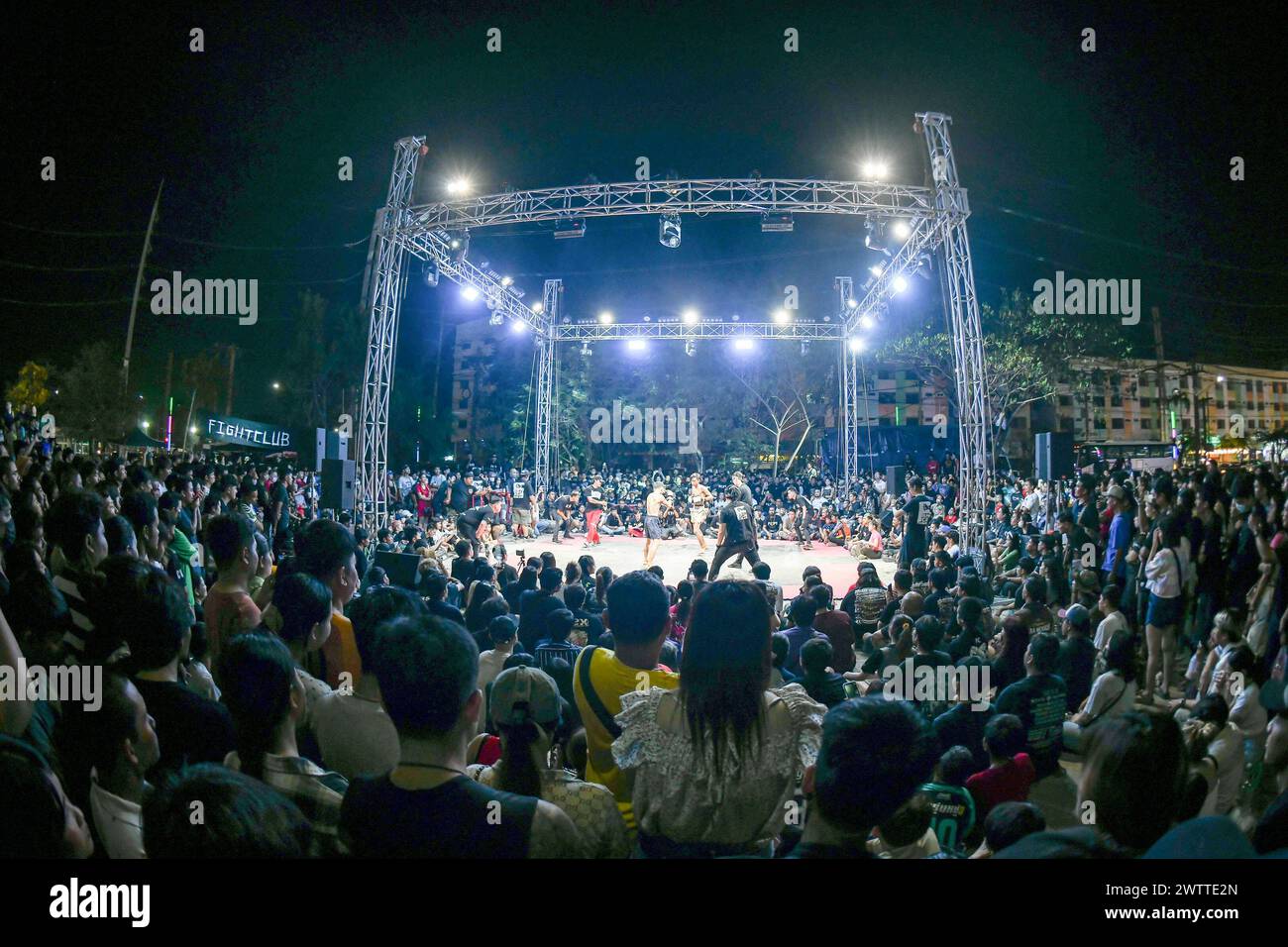 Una panoramica dell'evento in Fight Club Thailand a Navanakorn. A causa della popolarità del film "Fight Club" del 1999, Fight Club Thailand è iniziato nel 2016 e ha creato una comunità di appassionati di sport da combattimento attraverso un gruppo Facebook che annulla e organizza eventi di combattimento sotterranei. Foto Stock