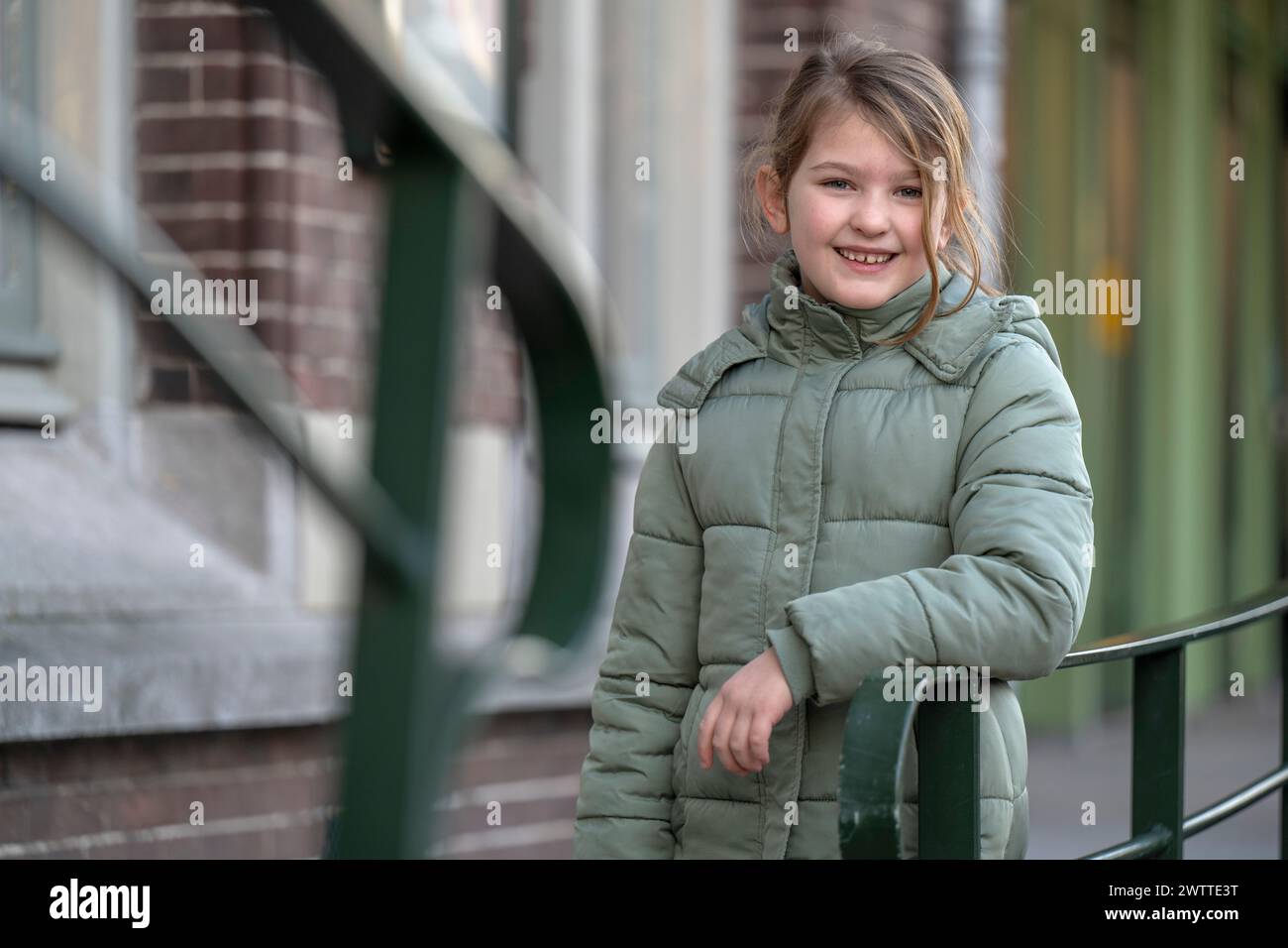 Giovane ragazza sorridente all'aperto in una giornata di sole Foto Stock