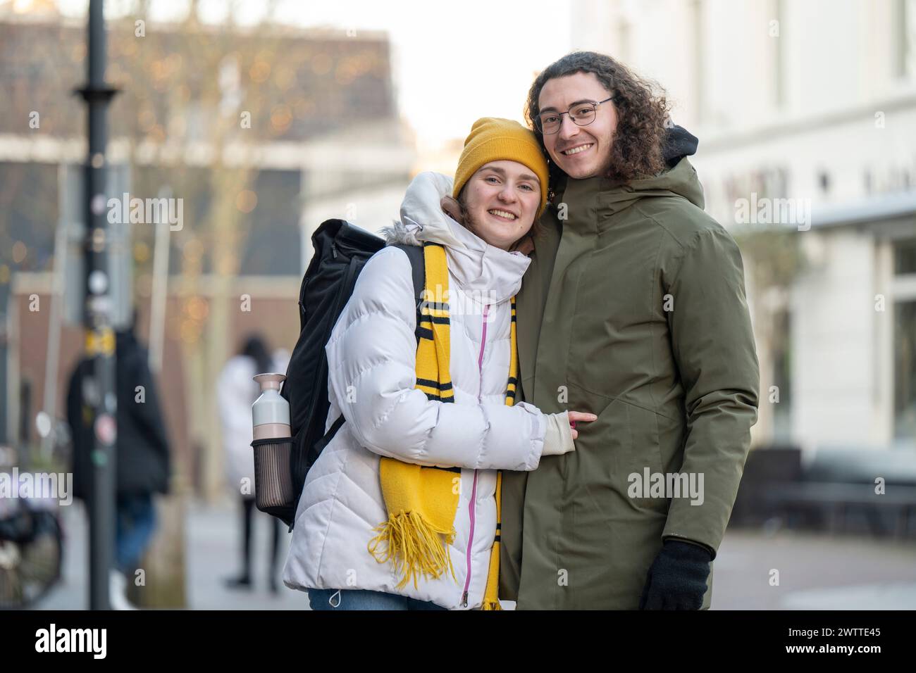 Una coppia felice che abbraccia una giornata fredda in città. Foto Stock