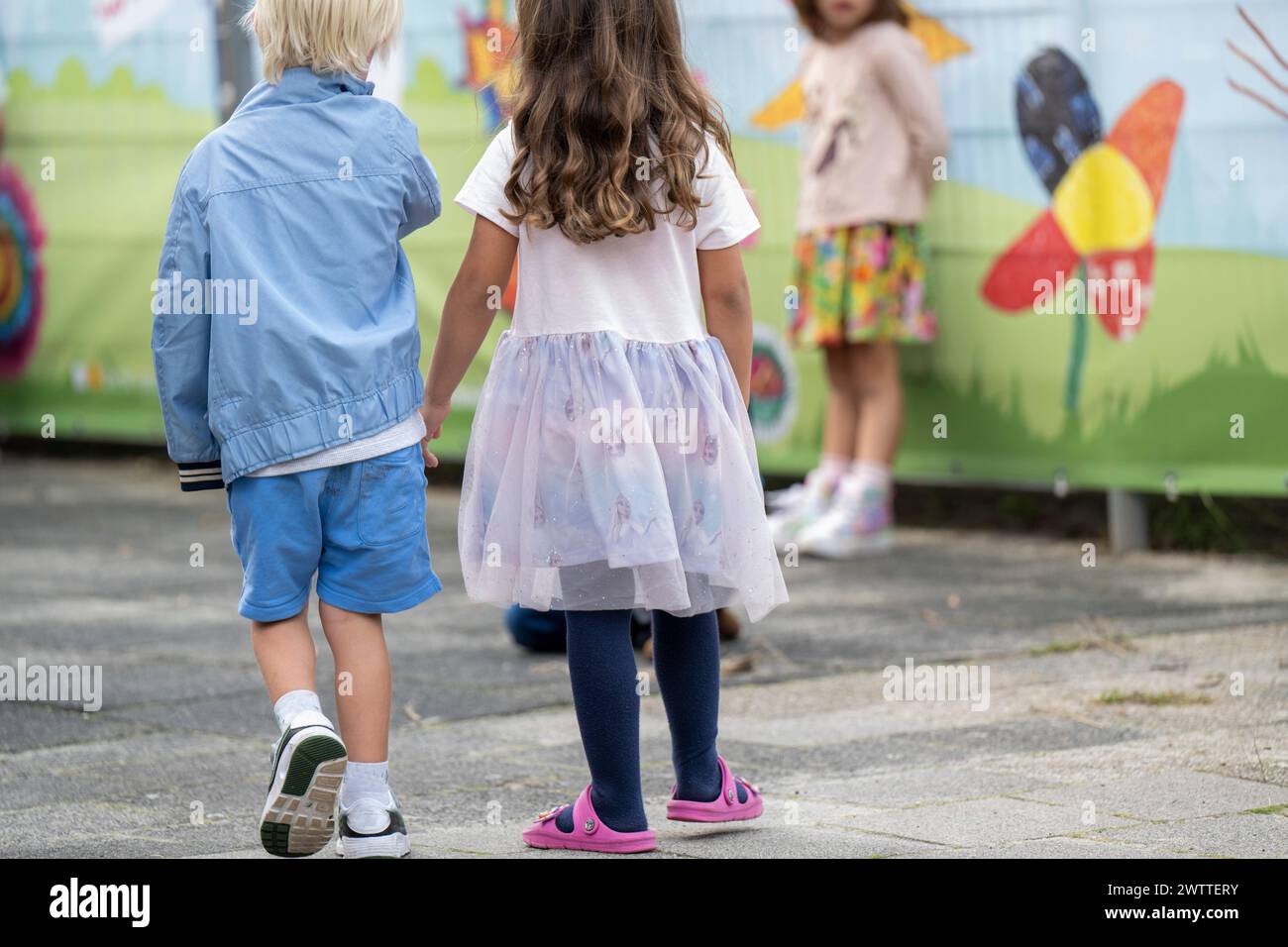Bambini che si tengono per mano immagini e fotografie stock ad alta