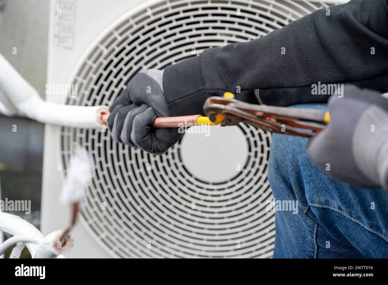 Un professionista che lavora alla manutenzione HVAC. Foto Stock