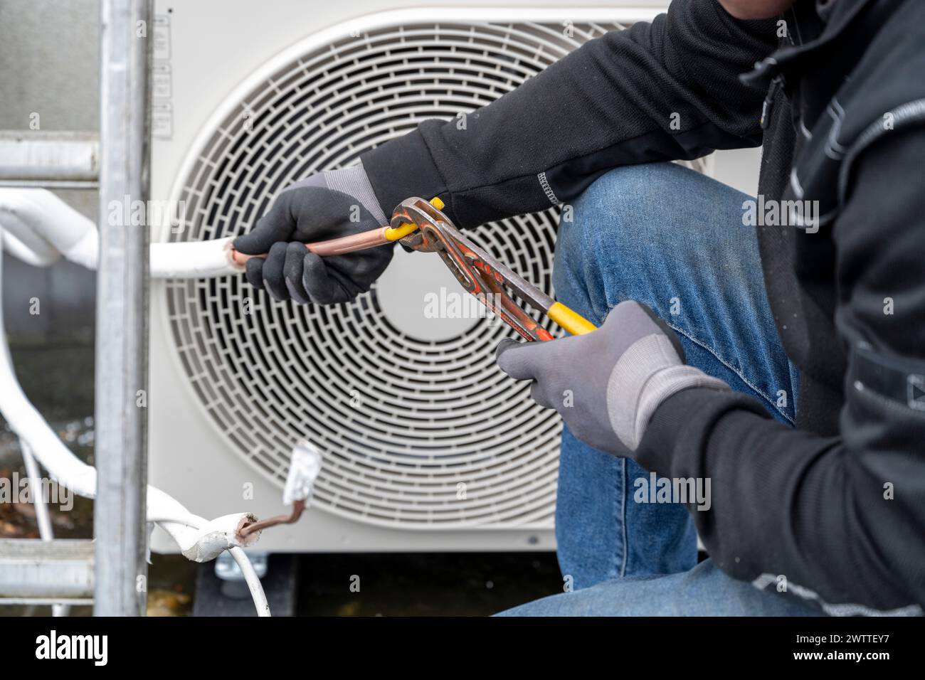 Tecnico al lavoro su un'unità HVAC. Foto Stock