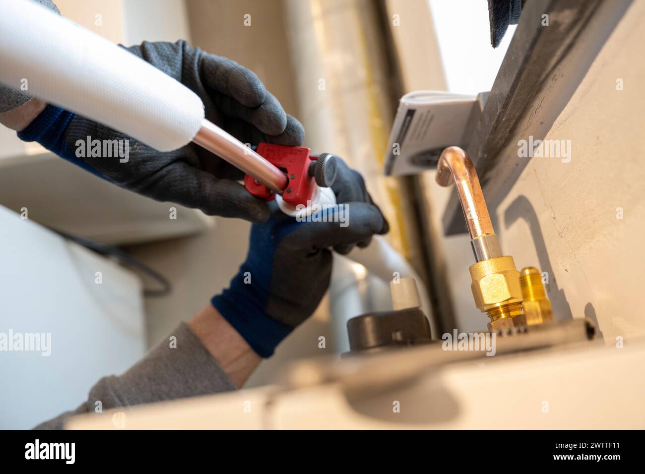 Un lavoratore esperto assembla con competenza l'infrastruttura delle tubazioni. Foto Stock