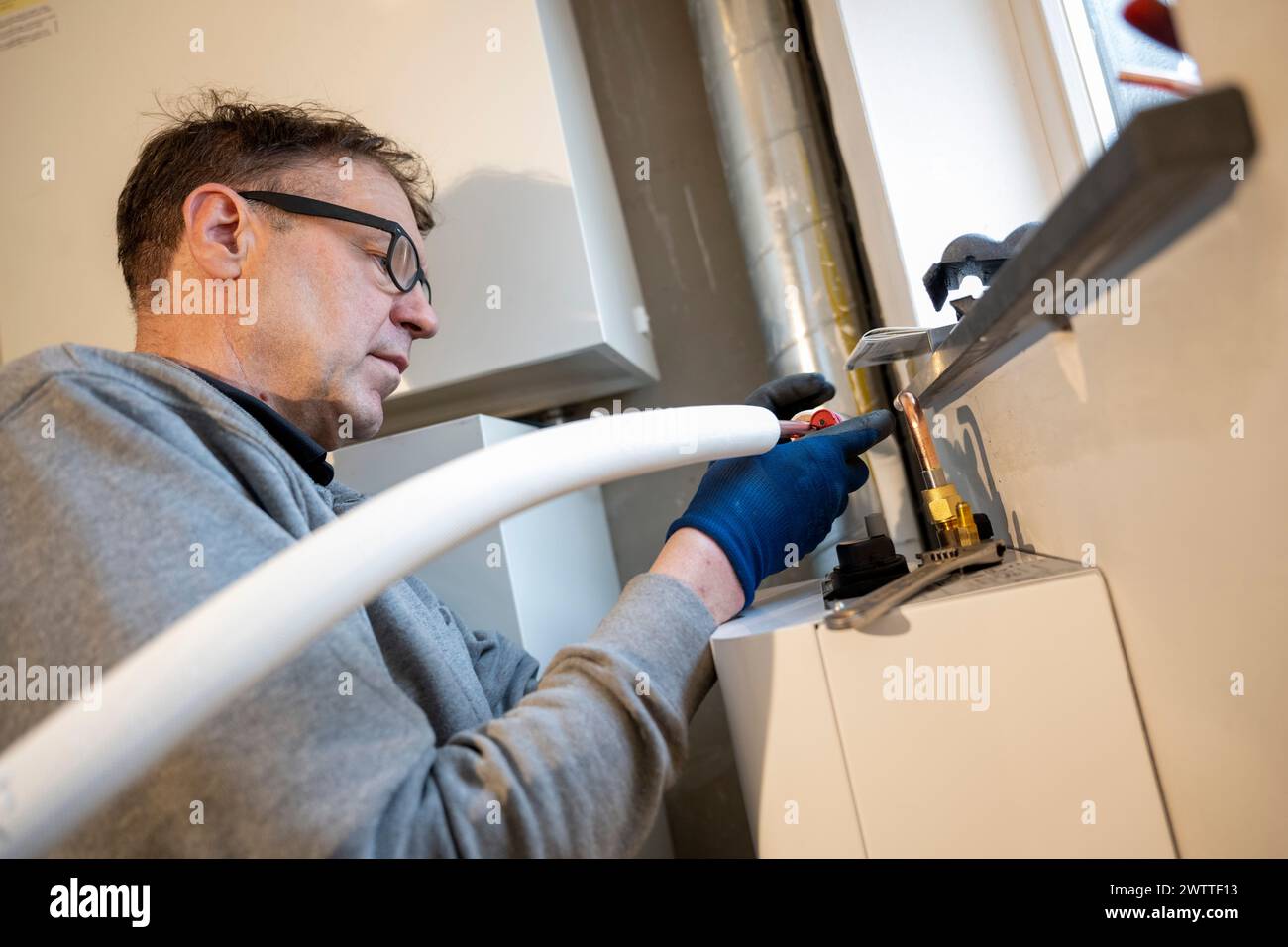 Uomo che lavora al sistema idraulico domestico. Foto Stock
