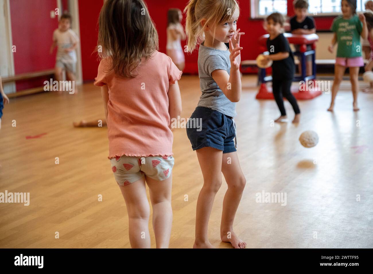 Bambini che giocano in uno studio di danza Foto Stock