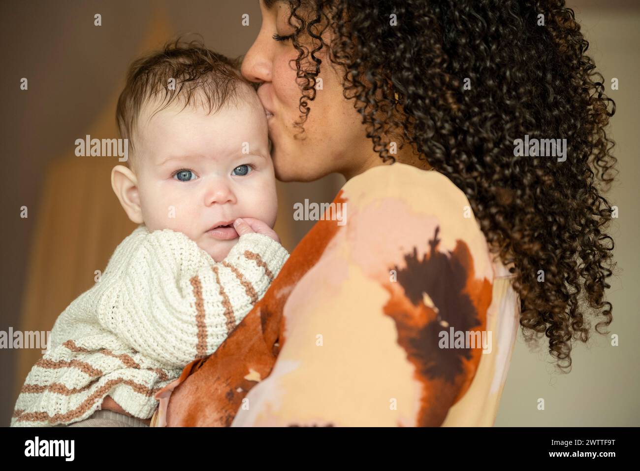 Momento tenero come una madre abbraccia il suo bambino Foto Stock